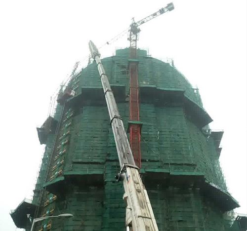 那曲地吊车在工地上作业